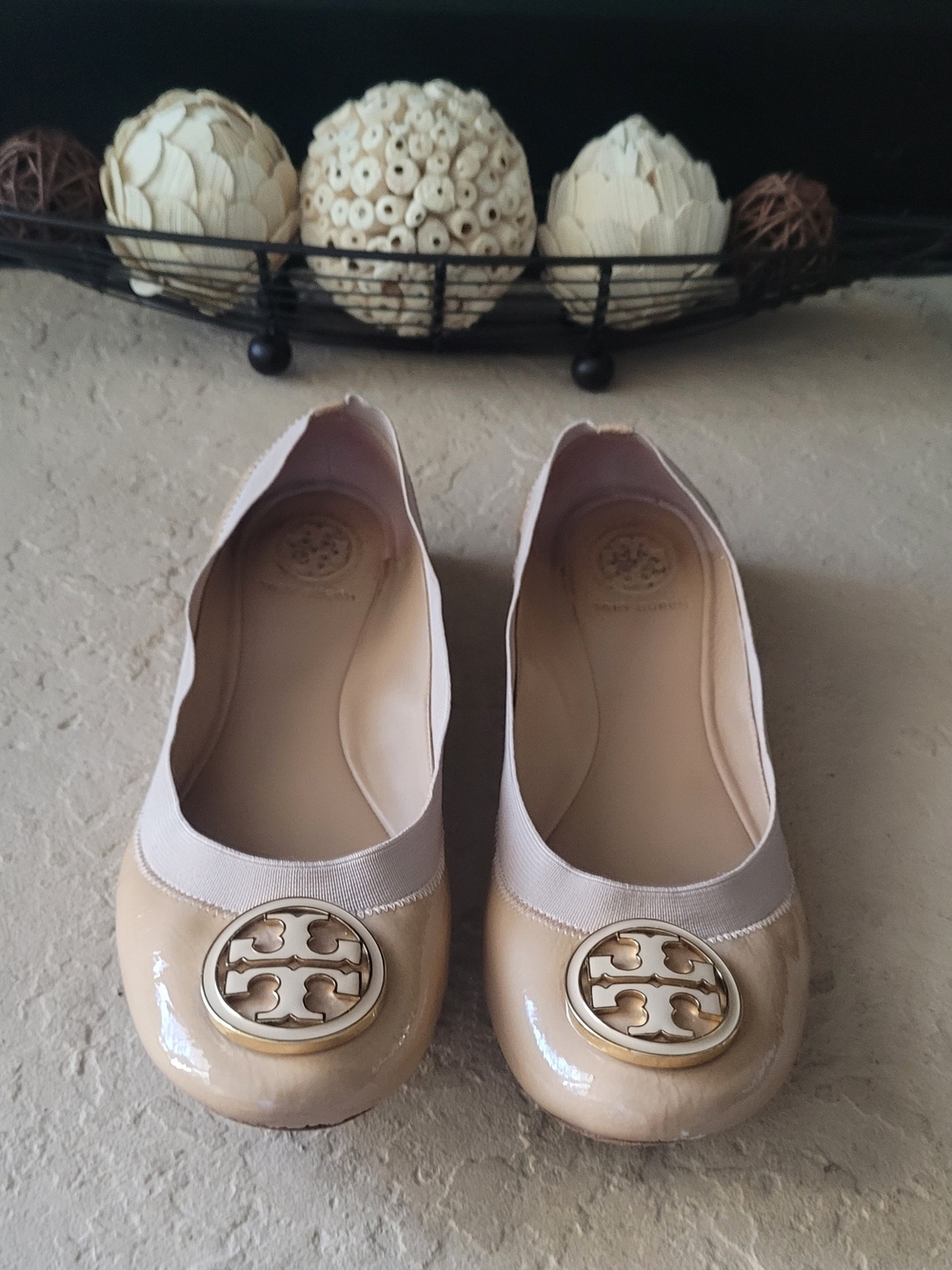 Size 9.5 M Tory Burch Ballet Tan Patent Leather Logo Buckle Women Flats